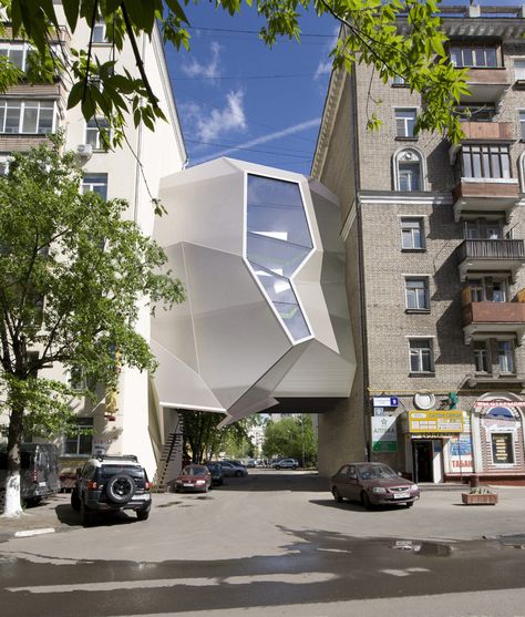 Gallery of Parasite Office / za bor architects - 1 Parasite Architecture, Parasitic Architecture, Urban Office, Architecture Cool, Eco Architecture, Urban Architecture, Design Innovation, Space Architecture, Urban Spaces