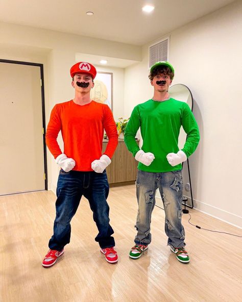 Mario Costume Men, Mario And Luigi Halloween, Luigi Halloween Costume, Mario Halloween Costumes, Super Mario Costumes, Ondreaz Lopez, Lopez Brothers, Luigi Costume, Mario Cosplay