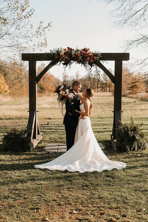 Diy Fall Wedding Arch Outdoor, Rustic Farm Wedding Dress, Fall Farm Wedding, Western Weddings, Wedding October, Rustic Wedding Colors, Farm Wedding Photos, Fall Barn Wedding, Fall Farm