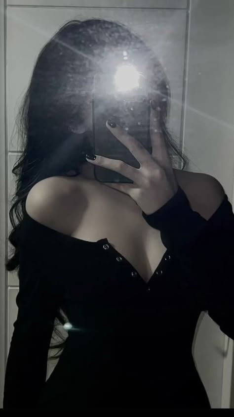 Dark Feminine Aesthetic, Seductive Clothes, Foto Ideas Instagram, Dark Feminine, Cute Poses For Pictures, Feminine Aesthetic, Cute Poses, Cute Selfie Ideas, Pretty Selfies