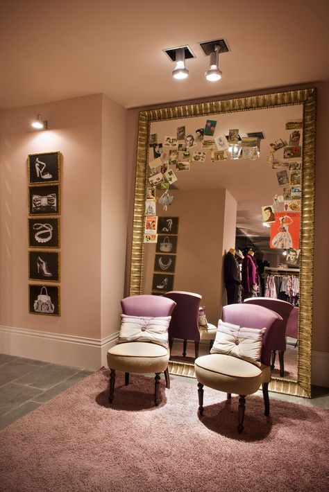 Fitting Room in TRUCCO Stores.- Would like this as my closet.... Boutique Dressing Room, Fitting Rooms, Family Closet, Huge Mirror, Boutique Inspiration, Boutique Decor, Store Interiors, Magnolia Market, Fitting Room