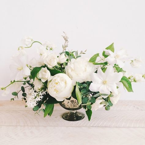 White Wedding Flowers Centerpieces, Peonies Centerpiece, Vintage Bouquet Wedding, Garden Centerpiece, Green Centerpieces, Vintage Wedding Flowers, Peony Bouquet Wedding, Unique Wedding Flowers, Wedding Floral Centerpieces