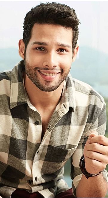 Siddhant Chaturvedi, Popular Jeans, Best Supporting Actor, Meeting Place, Inked Men, Buy Tshirts, Film Aesthetic, Jack Jones