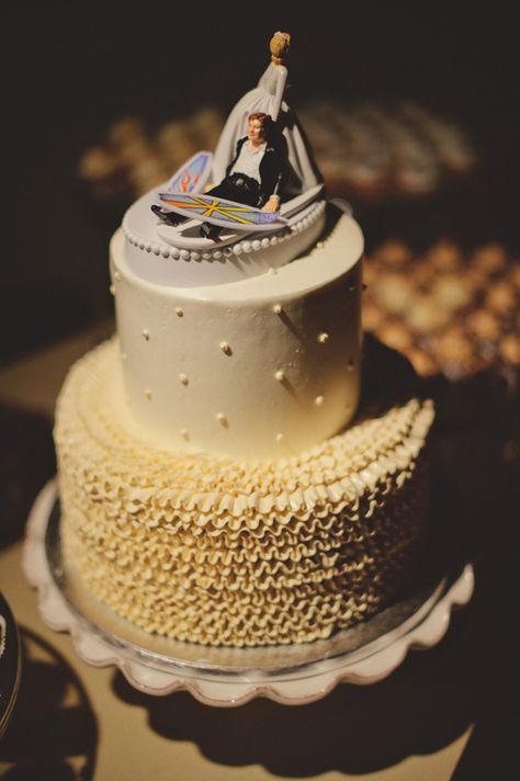 For a 'vintage surf wedding' - surf boards in the cake topper, pearls and scalloped frosting on the cake! Surfer Wedding, Surf Wedding, Surf Cake, Outdoor Tent Wedding, Ski Wedding, Chapel Of Love, Nautical Cake, Vintage Surfing, Beachy Theme