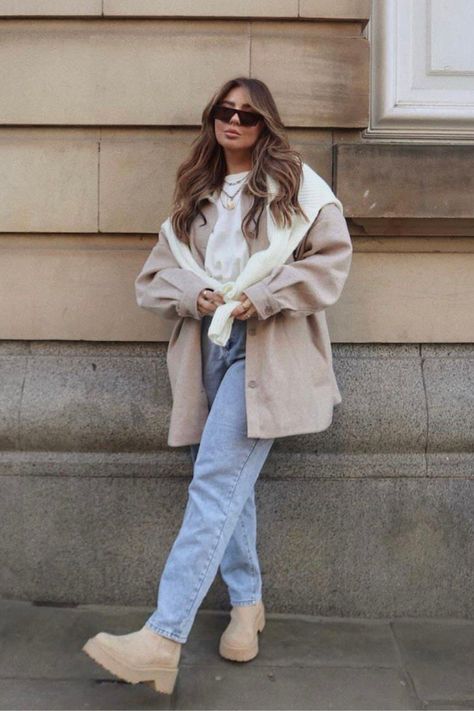 Check out the article with the 7 essential jackets to have! #jackets #beige #neutrals #ootd #look #outfit #taupe #sweater #sweaterweather #jeans #momjeans #boyfriendjeans #chic #stylish #sunglasses #hair #highlights #brown #gold #honey #ideas #inspo #inspiration #beigeboots #combatboots @missjoslin Beige Boots Outfit, Ellie Beatrice Joslin, Chelsea Boots Outfit, Outfit Botas, Look Adidas, Look Jean, Skandinavian Fashion, Winter Fashion Outfits Casual, Beige Outfit