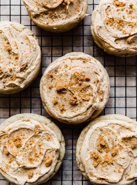 These Biscoff Butter Cookies are made with a soft and sweet brown sugar cookie base topped with a smooth and Biscoff-packed Biscoff Buttercream frosting with Biscoff cookie crumbs on top! Crumbl Cookie Recipes, Biscoff Butter, Biscoff Cookie Recipe, Biscoff Buttercream, Swig Sugar Cookies, Crumble Cookie Recipe, Speculoos Cookie Butter, Biscoff Recipes, Butter Sugar Cookies