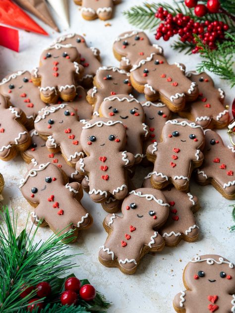 These adorably delicious gingerbread men sugar cookies bake up soft and chewy, are perfectly spiced, and are decorated with royal icing. Bear Gingerbread Cookies, Gingerbread Cookie Ideas Decoration, Gingerbread Decorated Sugar Cookies, Gingerbread Man Royal Icing Cookies, Royal Icing Gingerbread Cookies, Gingerbread Decorated Cookies, Gingerbread Recipe Cookie, Gingerbread Man Cookies Decorated, Decorated Gingerbread Men