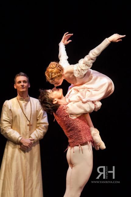 © Yan Revazov Iana Salenko as “Juliet” and Marian Walter as “Romeo”, “Romeo and Juliet” choreography by John Cranko, Staatsballett Berlin Poses With Height Difference, Trumpet Pose Reference, Woman Crawling Pose, Couple Drawing Reference Poses Tall And Short, Agony Pose Reference, Duet Poses, Ballet Reference, Flappy Hands, Pair Poses