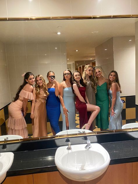 Prom Girls Friends, Prom Friend Pictures Group Poses, Prom Photo Ideas Best Friend, Prom Poses With Friends, Prom Aesthetic Friends, Prom Ideas Pictures, Prom Pics With Friends, Fantasy Prom Dress, Prom Pictures Friends