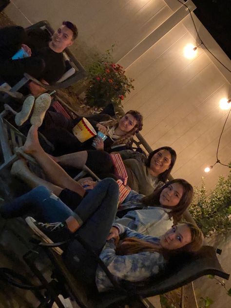 Group of friends have movie night outside soo cute😩🥺🥰 Friend Group Movie Night, Group Movie Night, Movie Night Outside, Movie Night Photography, Night Outside, A Group Of Friends, Scary Movie, Friend Group, Group Of Friends