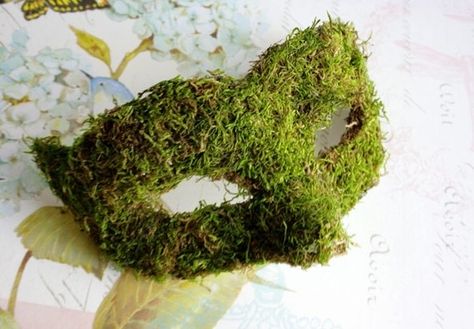 Moss Costume, Moss Mask, Labyrinth Costumes, Nature Masks, Moss Projects, Masquerade Mask Diy, Faerie Costume, Mother Earth Art, Woodland Elf