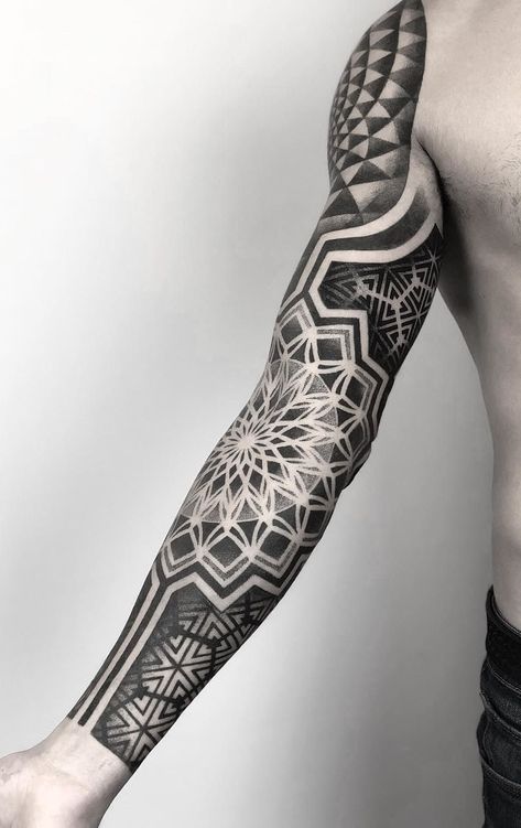 50 Fotos de tatuagens geométricas masculinas - Top Tatuagens Geometric Tattoo Sleeve Designs, Mandala Tattoo Sleeve, Geometric Mandala Tattoo, Geometric Sleeve Tattoo, Forearm Band Tattoos, Sacred Geometry Tattoo, Muster Tattoos, Geometry Tattoo, Geometric Sleeve