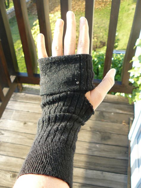 Fingerless gloves from socks ( I made some similar to these last year, worked great ) Diy Fingerless Gloves, How To Make Gloves, Gloves Diy, Beyond Repair, Glove Pattern, Upcycled Sweater, Recycled Sweaters, Sock Crafts, Gloves Pattern