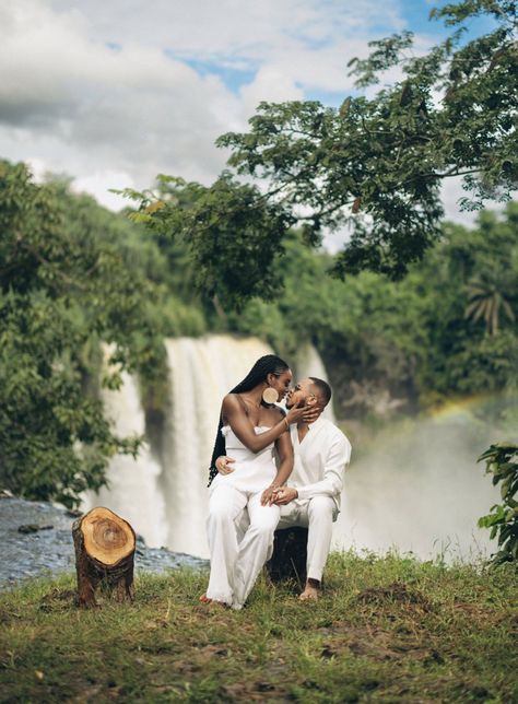 Couple Graduation Pictures, Engagement Photo Shoot Poses, Pre Wedding Photoshoot Beach, Outfit Couple, Engagement Picture Outfits, Couple Pregnancy Photoshoot, Pre Wedding Shoot Ideas, Outdoor Couple, Anniversary Photoshoot