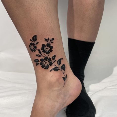 𝓐𝓷𝓽𝓸𝓷𝓲𝓪 (@nanai.tatu) • Instagram photos and videos Black Petunia Tattoo, Floral Ankle Tattoo, Petunia Tattoo, Mandala Wrist Tattoo, Black Petunias, Body Suit Tattoo, Wrist Tattoo, Ankle Tattoo, Artistic Expression