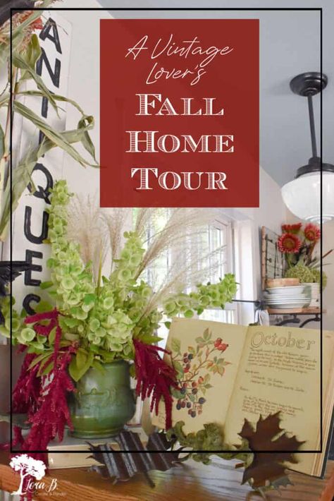 Antique Fall Decorations, Fall Decor Antique, Grandmacore Fall Decor, Fall Vingette Ideas, Fall Antique Booth, Outside Fall Decorations, Cozy Fall Home, Farmhouse Trends, Vintage Fall Decor