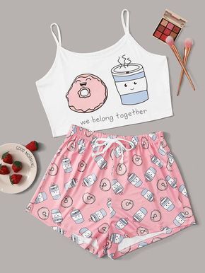 Conjunto de pijama de tirante con estampado de dibujos animados y letra | SHEIN España Women's Streetwear Fashion, Pajama Fashion, Cute Sleepwear, Cute Pajama Sets, Denim Jeans Fashion, Fashion Cartoon, Chill Outfits, Cute Pajamas, Crop Top Outfits