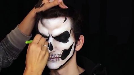 Pretty Skeleton Makeup, Pretty Skeleton, Skull Face Painting, Skeleton Makeup Tutorial, Half Skull Makeup, Skeleton Face Paint, Halloween Makeup Sugar Skull, Realistic Skull, Scary Skull