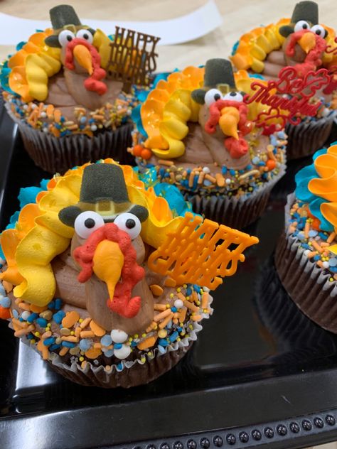 Elegant Thanksgiving Cupcakes, Fall Themed Cupcakes, Thanksgiving Cakes Decorating, Working Thanksgiving, Turkey Cupcakes, Turkey Cake, Thanksgiving Cupcakes, Halloween Cake Decorating, Thanksgiving Decorating