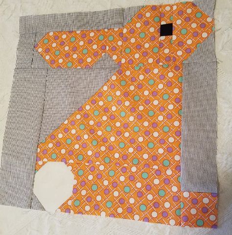 New Easter Quilt Patterns: Standing Bunny Quilt Block + {free Mini Quilt Tutorial} - ellis & higgs Easter Quilt Patterns, Bunny Quilt Block, Easter Quilt, Standing Bunny, Calendar Quilts, Log Cabin Quilt Pattern, Bunny Quilt, Homemade Quilts, Quilt Block Patterns Free