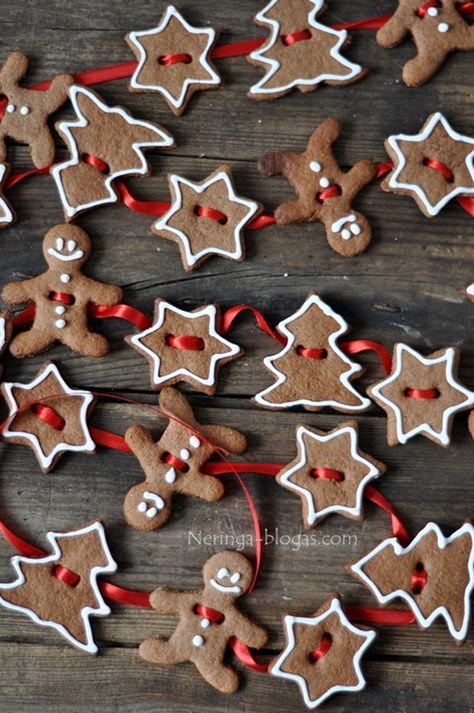 Gingerbread Garland, Gingerbread Cookies Decorated, Diy Christmas Garland, Salt Dough Ornaments, Dough Ornaments, Garland Diy, Gingerbread Decorations, Presents For Boyfriend, Navidad Diy