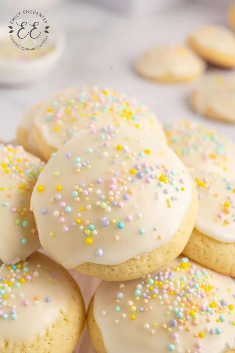 The Best Italian Easter Cookies February Baking, Italian Easter Cookies, Parmesan Noodles, Cute Easter Desserts, Easter Cookie Recipes, Cream Cheese Pinwheels, Italian Wedding Cookies, Cheese Pinwheels, Italian Easter