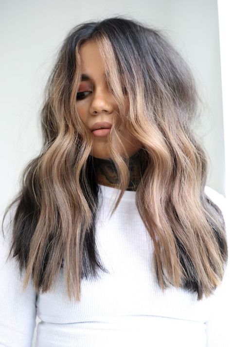 Gorgeous pearl-powered looks including this amazing e-girl bronde, prove that brunettes can get in on this pearl trend too. Plus, it looks like those e-girl vibes are here to stay! Trending Hair Color, Pearl Trend, Underlights Hair, Trending Hair, Brown Hair Inspo, Hair Color Formulas, Money Piece, Hair Things, Bob With Bangs