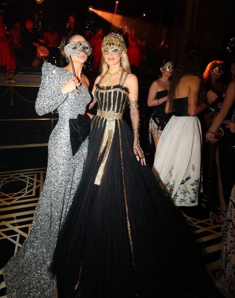 Mascara Party Ideas, Masquerade Ball Dresses And Masks, Masquerade Ball Gowns Elegant With Mask, Masquerade Ball Outfit Ideas, Masquerade Outfit Ideas For Women, Masquerade Party Outfit Dresses, Mascarade Party Outfit Dresses, Mask Party Outfit, Mascarade Ball Outfit