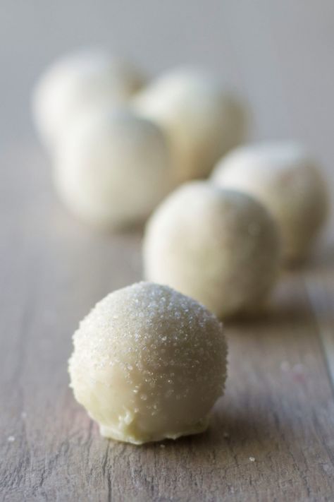 Champagne Cake Balls, Cake Balls For Wedding, Nye Cake Pops, Champagne Cake Pops, Wedding Cake Balls, Cake Ball Recipes, Champagne Cake, Pearl Cake, Wedding Cake Pops