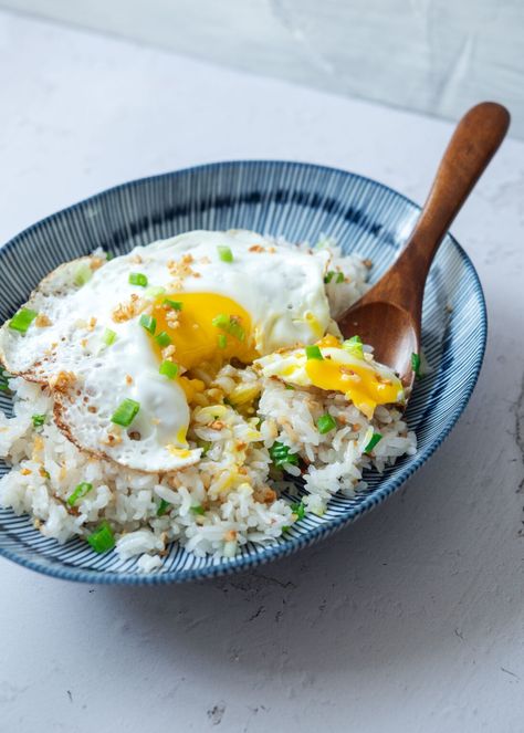 Filipino style garlic fried rice served with a fried egg. Fried Eggs And Rice, Rice And Fried Egg, Fried Rice Filipino, Fried Egg And Rice, Bacon Rice, Fried Rice With Egg, Garlic Beef, Garlic Fried Rice, Crispy Garlic