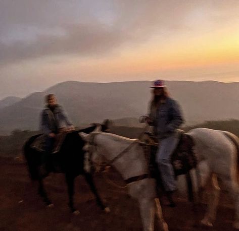 Cowgirlssss #pintrestinspired #beautifulgirls #cowgirls #dontrepost🚫 #fypシ Yellowstone Aesthetic Show, Mountain Cowgirl, Ranch Aesthetic, Cowgirl Era, Miley Stewart, Cowboy Life, Cowboy Like Me, Country Aesthetic, Western Life