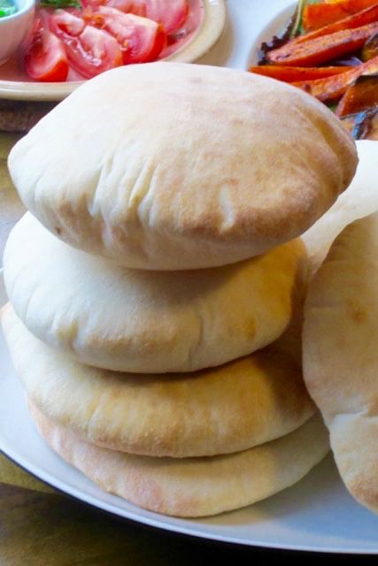 Pitta Bread Recipe, Bun Recipes, Homemade Pita Bread, Pita Bread Recipe, Pan Pita, Pizza Pockets, Pitta Bread, Flat Breads, Eat Less