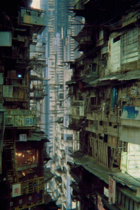 Kowloon Walled City Interior, Slums Aesthetic, Cyberpunk Slums, Urban Hell, Dystopian City, Crowded City, China Architecture, Creepy Images, Cyberpunk City