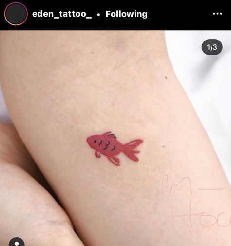 Gold Fish Tattoos, Goldfish Tattoo Simple, Little Fish Tattoo, Eden Tattoo, Goldfish Tattoo, Tribute Tattoos, Tattoo Simple, Gold Fish, Baby Tattoos