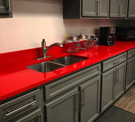 Red Granite Countertops, Modern Kitchen Colours, Diy Kitchen Cabinets Makeover, Countertop Vanity, College Room Decor, Quartz Kitchen Countertops, Red Quartz, Quartz Kitchen, Gadgets Kitchen Cooking