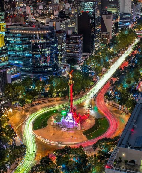 #MexicoCity is ready for #MexicanIndependenceDay here is the view from the 'Angel De La Independencia' . . La #CiudadDeMexico🇲🇽 está lista… Mexican Independence Day, Mexico Travel, Mexico City, The View, Beautiful Destinations, At Night, Planets, Travel Photography, Angel