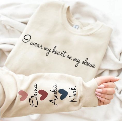 Heart On My Sleeve, Idee Cricut, Letter Print Sweatshirt, Mama Shirts, Dog Mama, Mama Sweatshirt, Mom Sweatshirt, Heart On, Print Pullover