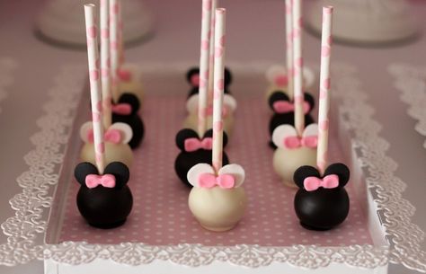 Minnie Mouse cake pops #minniemouse #cakepops #birthday Minnie Mouse Cake Pops, Minnie Mouse Birthday Party Ideas, Ideas Bautizo, Bolo Minnie, Minnie Cake, Cupcakes Decorados, Baby Rosa, Mickey Mouse Cake, Minnie Mouse Cake