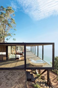 Slope House, Modern Outdoor Spaces, Hillside House, House On Stilts, Innovation Centre, Unusual Homes, Container House Design, Modern Architecture House, Stilts