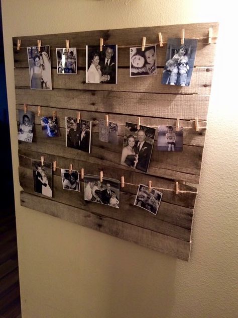 Pallet Picture Display, Displaying Family Pictures, Pallet Pictures, Boy Bedrooms, Crocs Fashion, Rustic Pictures, Teen Boy Bedroom, Picture Boards, Photo Board