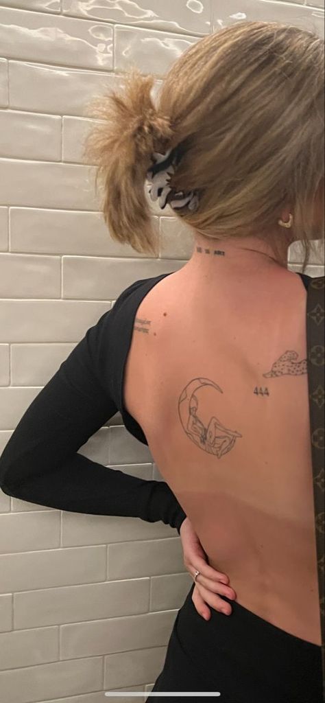 Back Scattered Tattoos, Back Tat Placement, Fine Line Patchwork Back Tattoo, Patchwork Tattoo Placements, Feminine Tattoo Placement Back, Woman Small Back Tattoo, Patchwork Aesthetic Tattoo, Back Tattoos Women Patchwork, Cute Dainty Back Tattoos