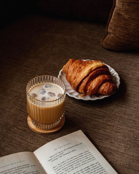 Coffee And Croissants Aesthetic, Aesthetic Croissant, Croissant Aesthetic, Coffee And Croissants, Chocolate Croissant, Coffee Cozy, Coffee And Books, Fall Aesthetic, Brown Aesthetic