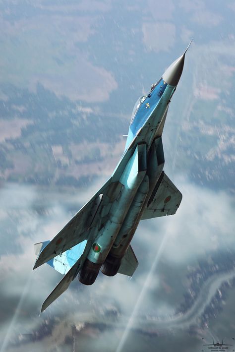 https://flic.kr/p/24at4wJ | 36502: Bangladesh Air Force Mig-29B Fulcrum. | Two-shot-composite/ Air-to-air visualization: Going vertical! 5 oh 2 was originally shot at DAC. Mig 29 Fulcrum, Mig 29, Tomcat F14, Russian Fighter Jets, Fighter Planes Jets, Russian Fighter, Jet Fighter Pilot, Us Military Aircraft, Airplane Fighter