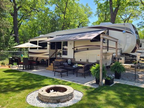 Fifth Wheel Patio Ideas, Landscaping Ideas Around Camper, Camper Landscaping Ideas Yards, Trailer Patio Ideas Outdoor Spaces, Rv On Land Ideas, Camper Lot Landscaping, Camper Spot Ideas, Rv Living On Land, Rv Decorating Ideas Exterior