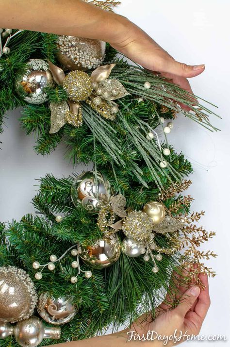 Christmas Wreaths Diy Ornaments, White Christmas Wreaths, Gold Wreath Christmas, Holiday Centerpieces Diy, Homemade Christmas Wreaths, Evergreen Wreaths, Homemade Christmas Crafts, Decorating Christmas Trees, Christmas Wreath Craft