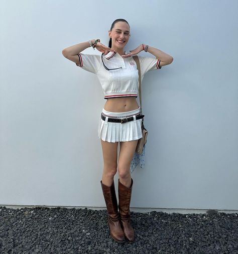 DEVON CARLSON🎀🍀🧸💭 (@devonleecarlson) • Instagram-foto's en -video's Devon Lee Carlson Coachella, Devon Lee Carlson Outfits, 90s Harajuku Fashion, Devon Lee Carlson Style, Mini Skirt Aesthetic, Coachella 2023, Devon Lee Carlson, Devon Carlson, Alexa Chung Style