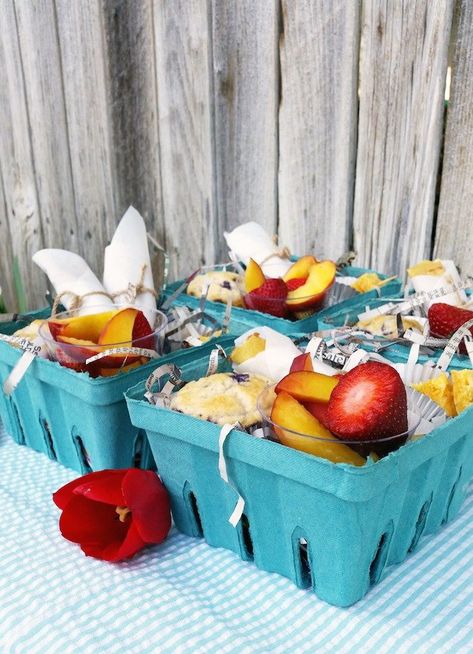 Cute brunch box idea Brunch Ideas For A Crowd, Grazing Platter, Breakfast Basket, Charcuterie Gifts, Baby Brunch, Graze Box, Office Fun, Picnic Box, Recipes Lunch