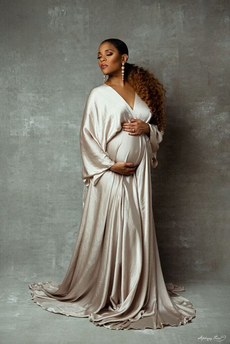 Preggy Photoshoot Ideas, Elegant Maternity Dresses For Photoshoot, Royalty Maternity Photoshoot, Classy Maternity Shoot Black Women, Maternity Elegant Dress, Glam Maternity Shoot Classy, Maternity Photography Dress Ideas, Old Hollywood Maternity Shoot, Maternity Photo Shoot Ideas Studio Family