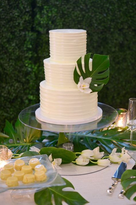 Wedding Flowers Inspiration, Wedding Cake Simple, Tropical Wedding Cake, Tropical Wedding Theme, Wedding In Florida, Cake Simple, Tropical Wedding Flowers, Keys Wedding