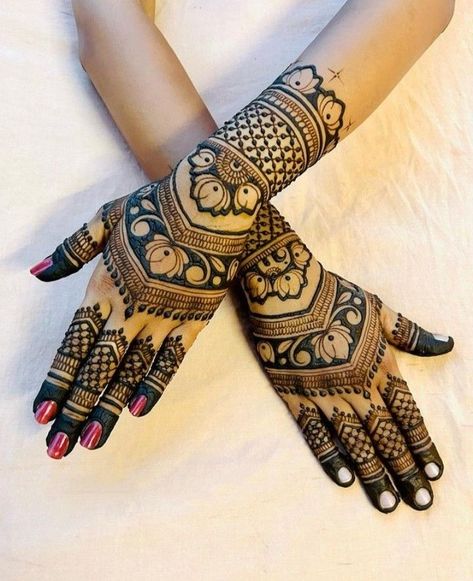 Right Hand Mehndi Design, Latest Mehndi Designs Wedding, Henna Tattoo Design, Traditional Mehndi Designs, Finger Mehndi, Tattoos Henna, Front Mehndi Design, Henna Hand, Mehndi Designs 2018